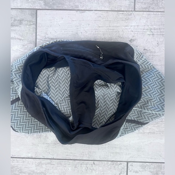 Lululemon Run Times Short Giant
Herringbone Chevron Print Gray Black Sz 8 EUC - Picture 4 of 4